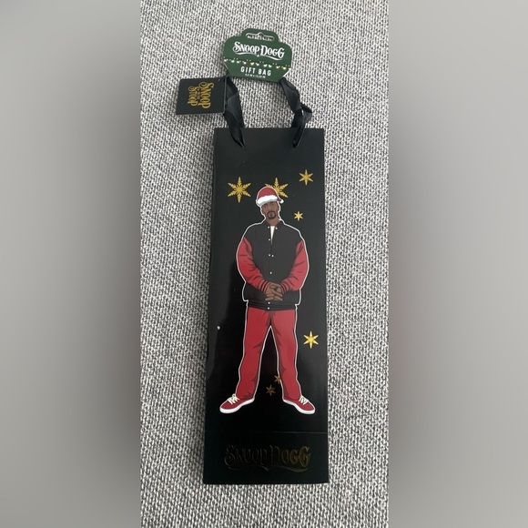 Snoop Dogg Black and Red Holiday Wine Gift Bag - Picture 1 of 8